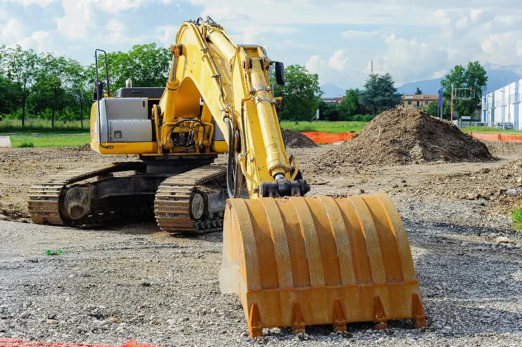 Excavator cu atașament pe șantier — VIM Logistik Brașov
